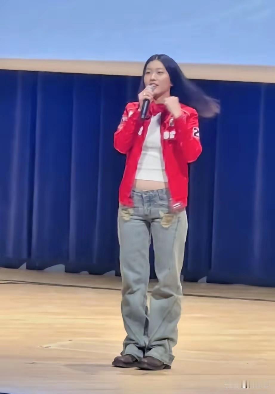 陈奕迅的女儿陈康提真的好敢穿衣服，身不身材的无所谓，关键是一身的自信红色棒球服