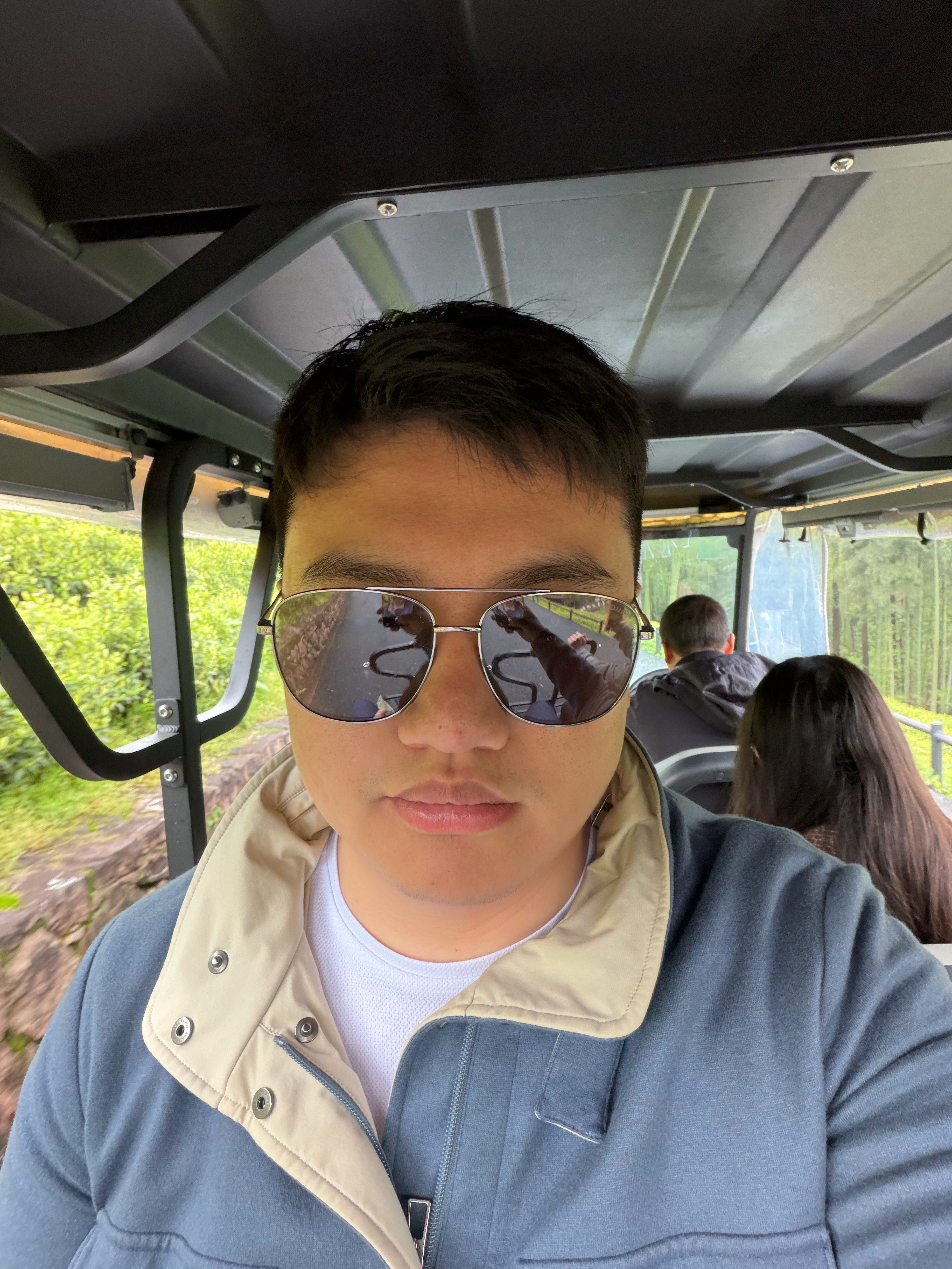 早上的自媒体🆚飞了一天的自媒体坐飞机太tm累了。我以为我是个飞友，结果这