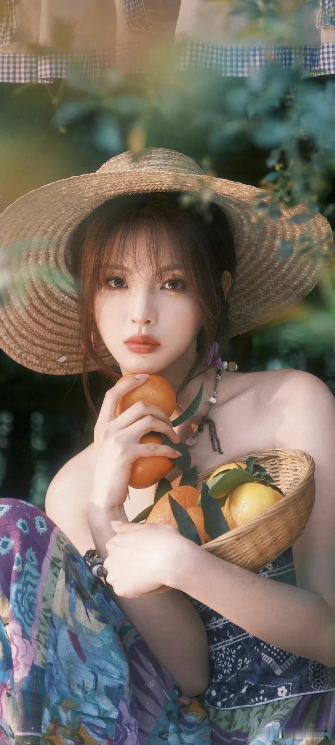 杨超越壁纸～草木绿意间，柑橘的气息与碎花裙相映，构成了格外治愈的画面。