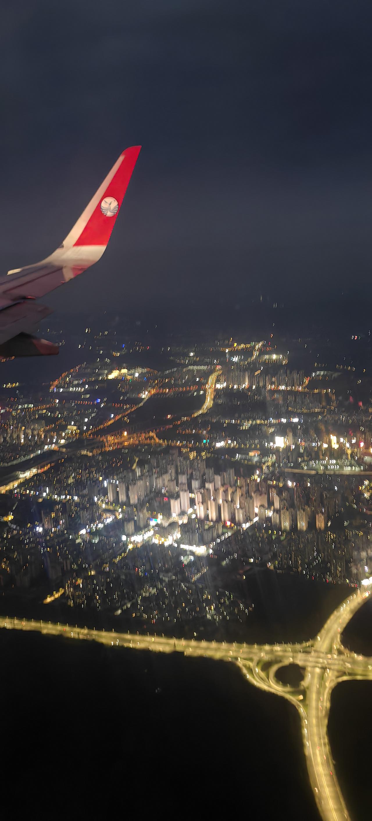 从飞机上看我大重庆的夜景，确实很高级啊[爱心]
