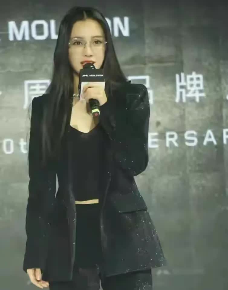 大家看出来这是谁了吗据说她和李晨在一起了