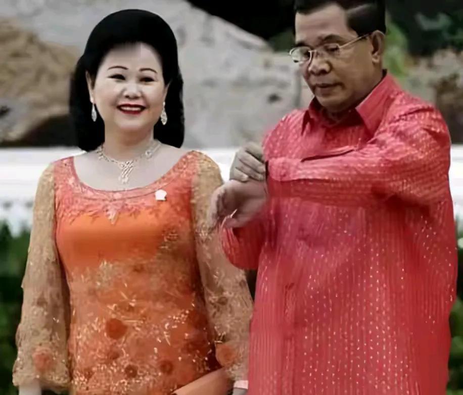 美不美一盆水，洪森夫人一贯爱打扮，即使年老也珠圆玉润气质好。她和洪森一张泳池照，