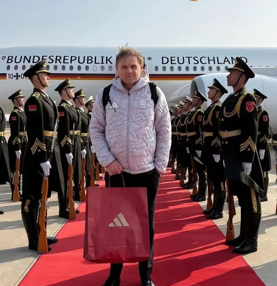 默茨访华阿迪达斯CEO跟着默茨一起来中国，样子看着就像来跑业务的营业员。这