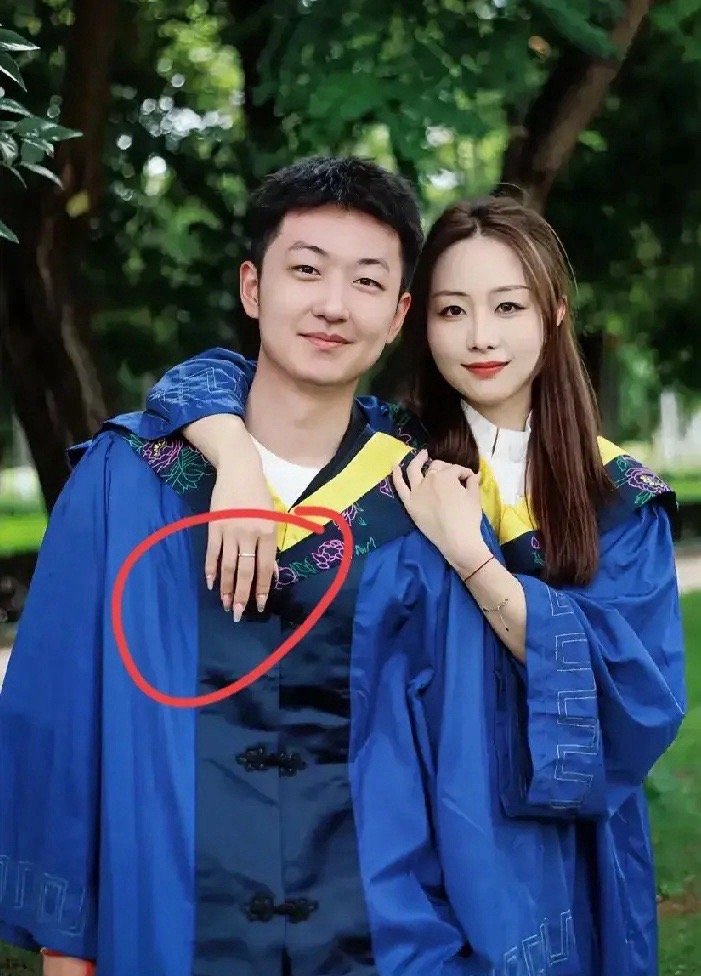 大三怀孕了男朋友让我生下来大三的一个女生意外怀孕了，而且是一对双胞胎。慌忙中的男