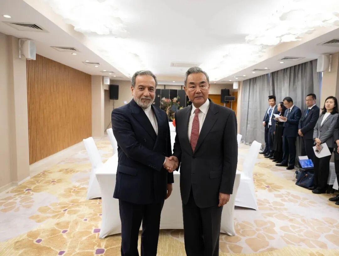 伊朗稳了，中国给承诺。7月24日，吉尔吉斯斯坦乔尔蓬阿塔，上合外长会间隙。王