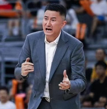 广东男篮主教练杜锋批评球员防守。广东男篮不敌北控男篮赛后广东男篮主教练杜锋是批评