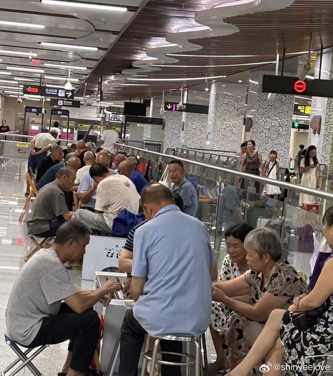 现在到处都是退休的老人，因为高温酷热难耐但是又舍不得开空调​​​