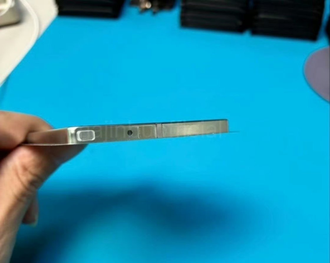 苹果：这是刚爆料的超薄iPhone17Air的电池安卓：我的电池能做🔪切豆