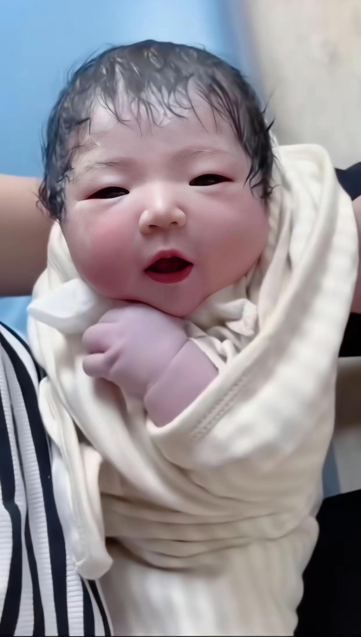 好漂亮的小婴儿哦她应该是个小公主吧刚刚出生颜值就这么高长大了肯定也是大美女