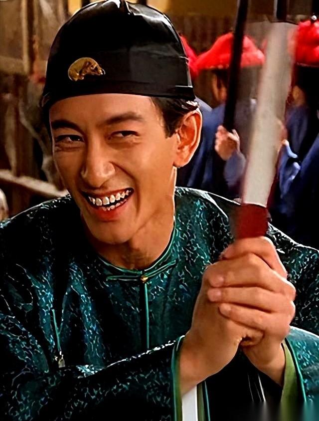 62岁的香港老演员吴启华最近上了一组新闻图，画面的冲击力极大。一边，是他站在横