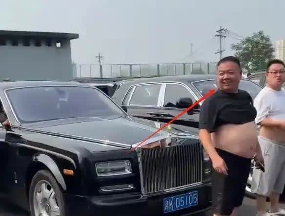 老祖宗说：戏子无情杨少华的出殡车队都是劳斯莱斯却都面带微笑！送葬是假，炫