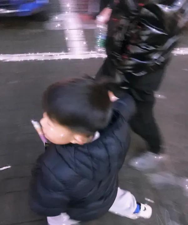 在大庭广众之下，一个带小孩的大人在呀呀小儿面前无论怎样癫狂挥舞、胡言乱语、指鹿为
