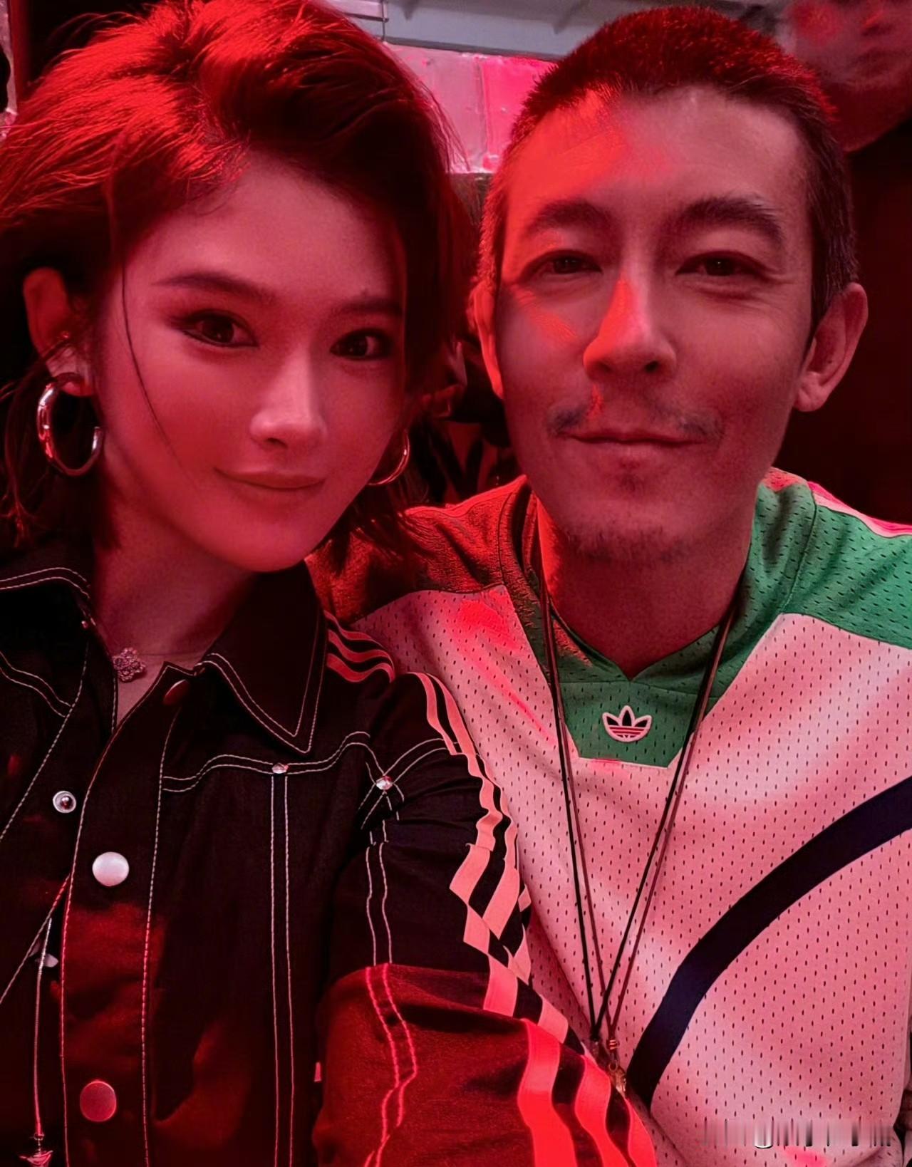 一张合影吵翻全网！吴艳妮同框陈冠希，笑得很开心，网友：咋想的？最近体育圈和