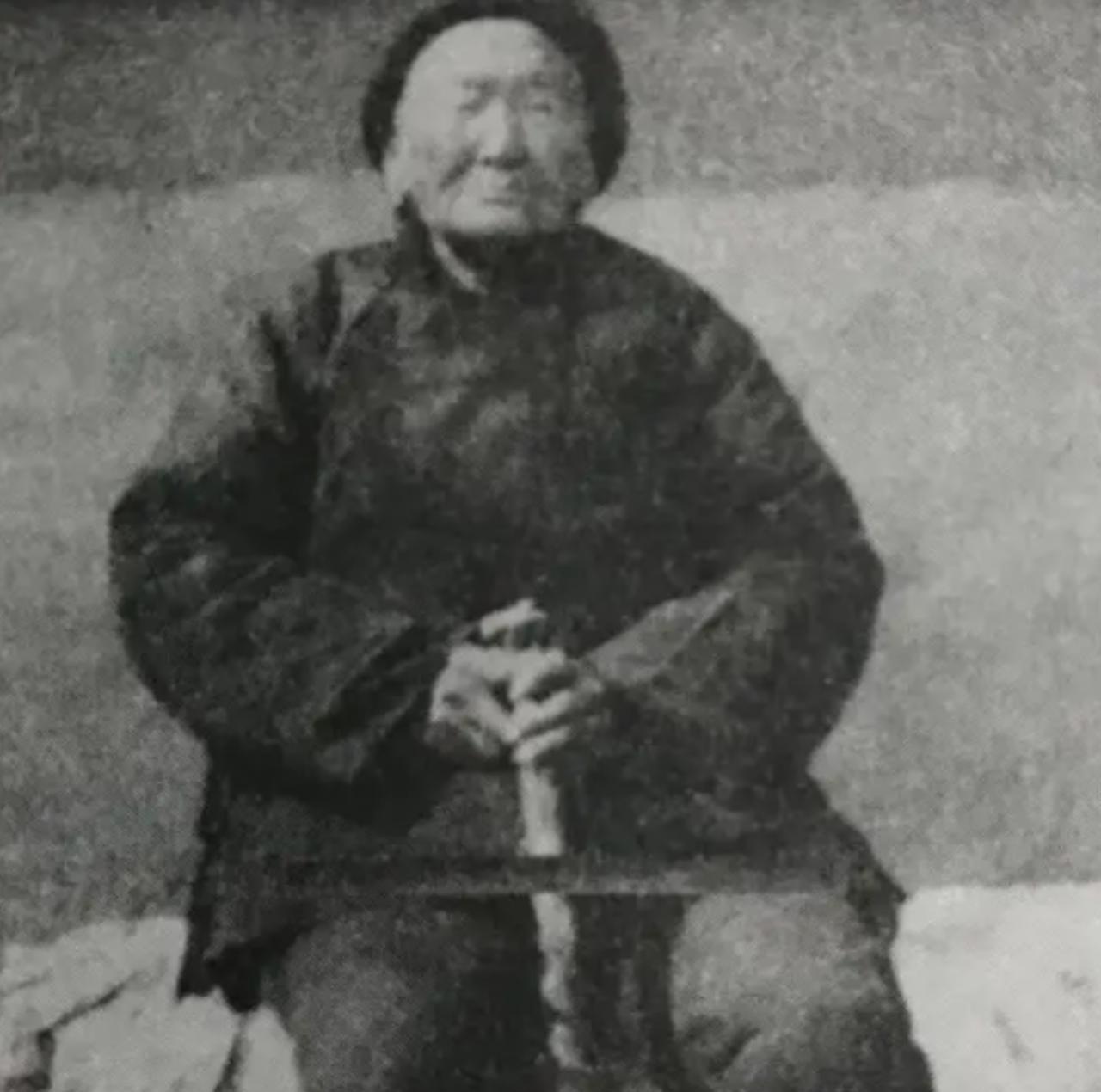 1941年，，一位老妇人主动请当汉奸的侄子吃饭。突然，她神秘兮兮地说：“孩子，帮