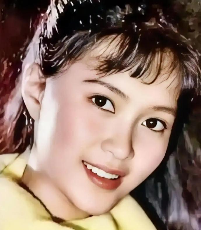 她爸是文化部厅级领导，她妈是央音的博导，她姥爷是民国东北军的上层军官，这么强的家
