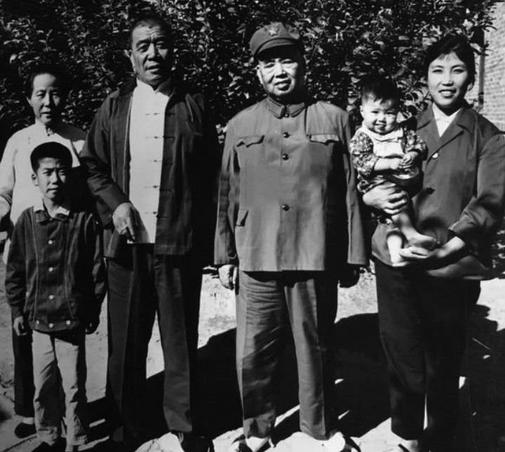 许世友和陈永贵，都是“大老粗”，也都是毛主席非常信任的人，因此，这两人之间也是惺