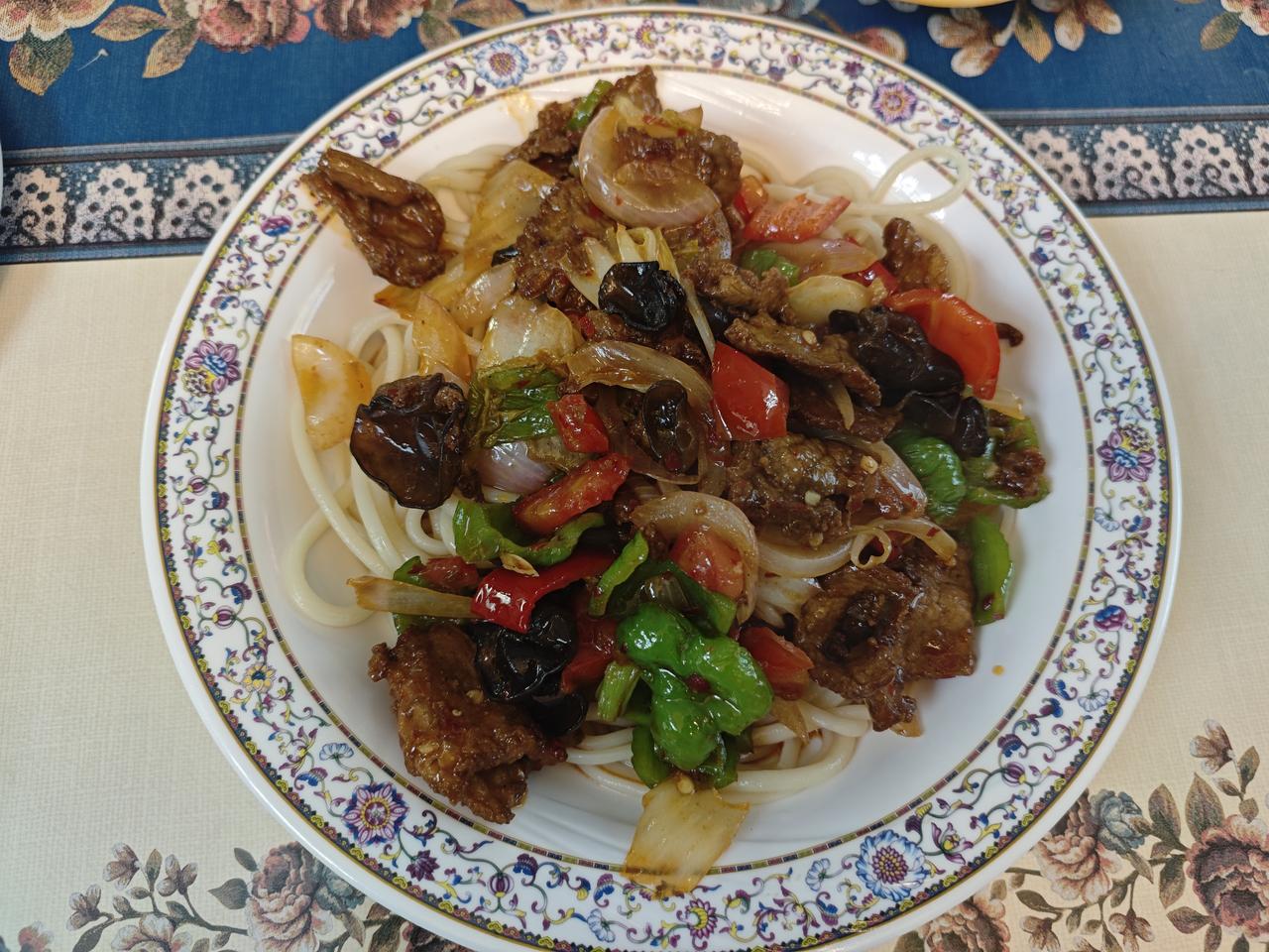 值得推广这次跟团旅游，旅行社安排的团餐还是很理想的！早餐是酒店的自助餐，午餐