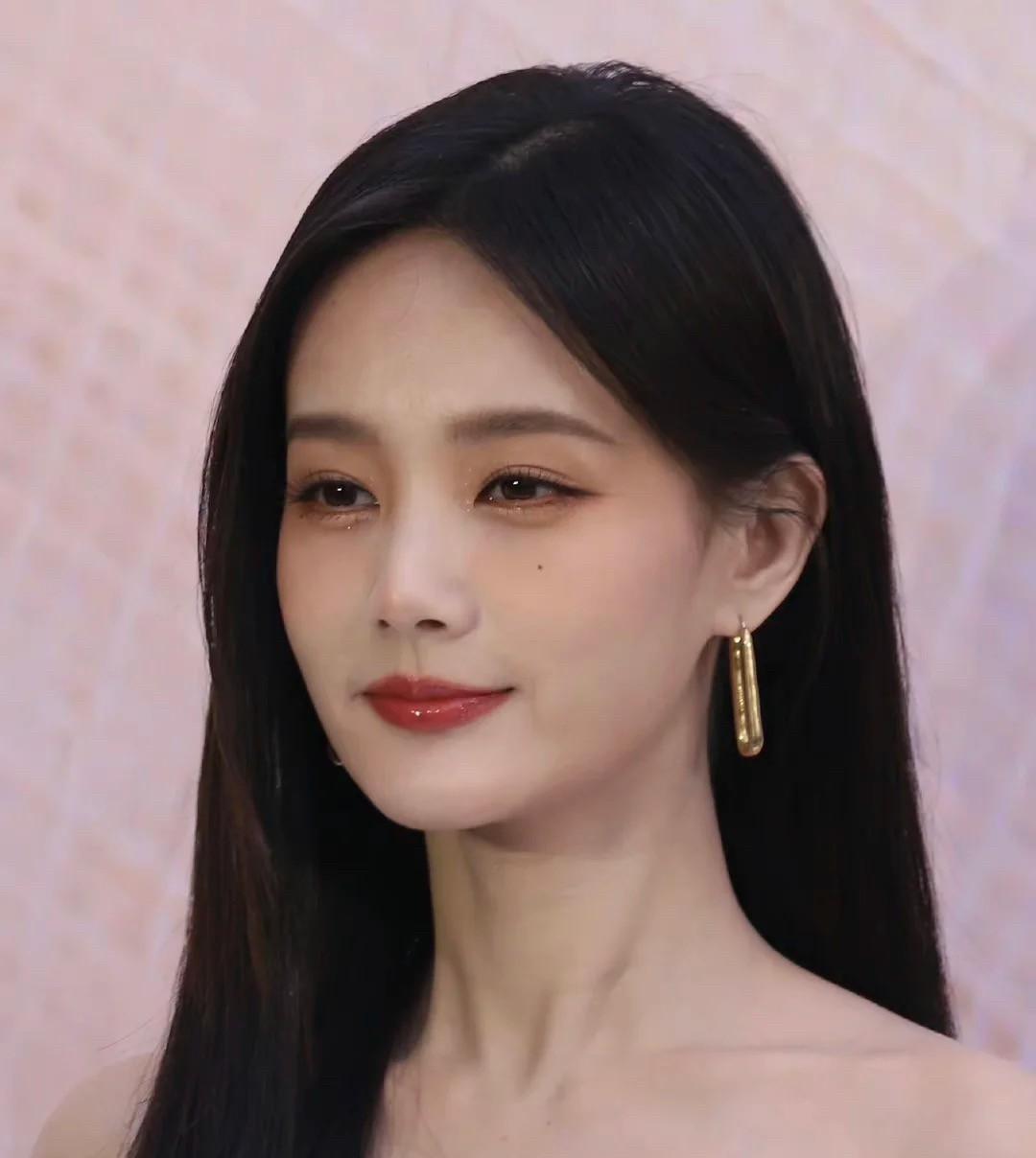 我似乎懂了李一桐为何一直不温不火她长得的确漂亮，但是她太缺乏辨识度了，就跟