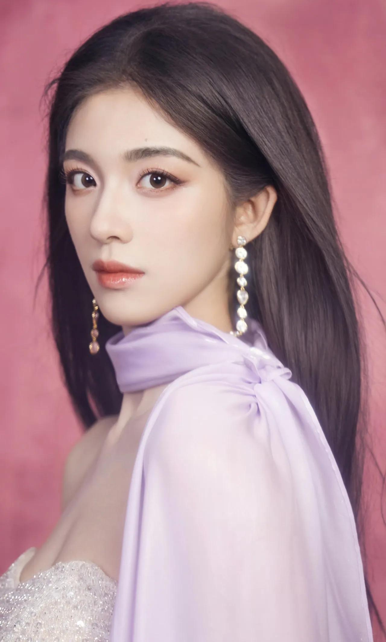 美女壁纸～钟丽丽，银白亮片礼裙缀满细碎星光，淡紫缎带如柔风轻拂颈间，在粉调背景里