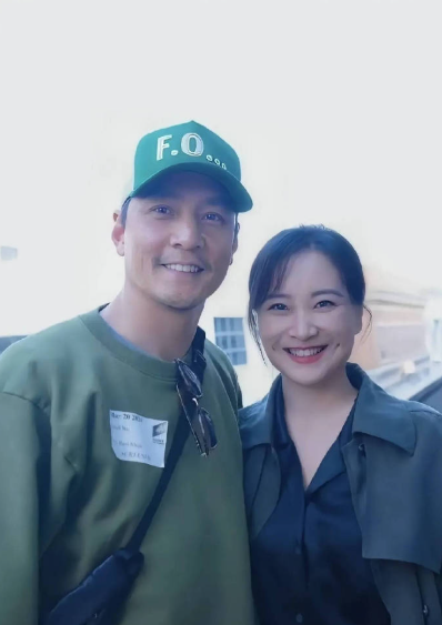 一张是吴彦祖发的，一张是贾玲助理发的，这差距……​​​