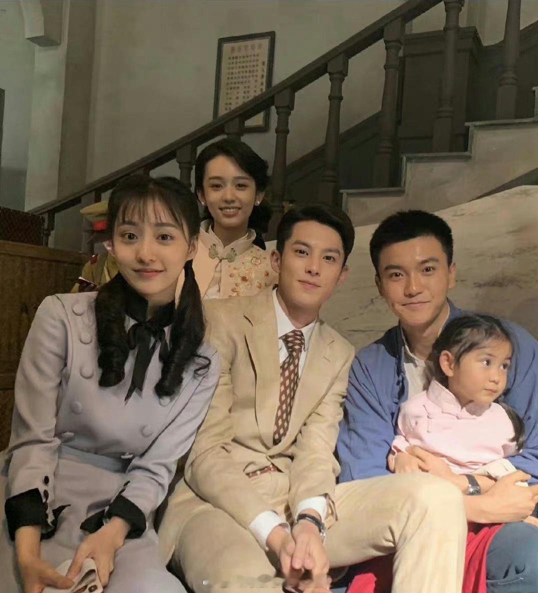 投稿：谁更离谱？第一张女主是周也第二张女主是关晓彤