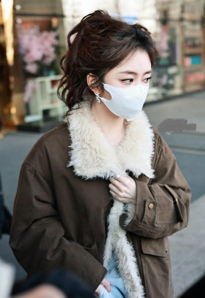 最近谭松韵亮相北京，她这次搭配的很时尚，气质也不错，还很有魅力。谭松韵里面穿