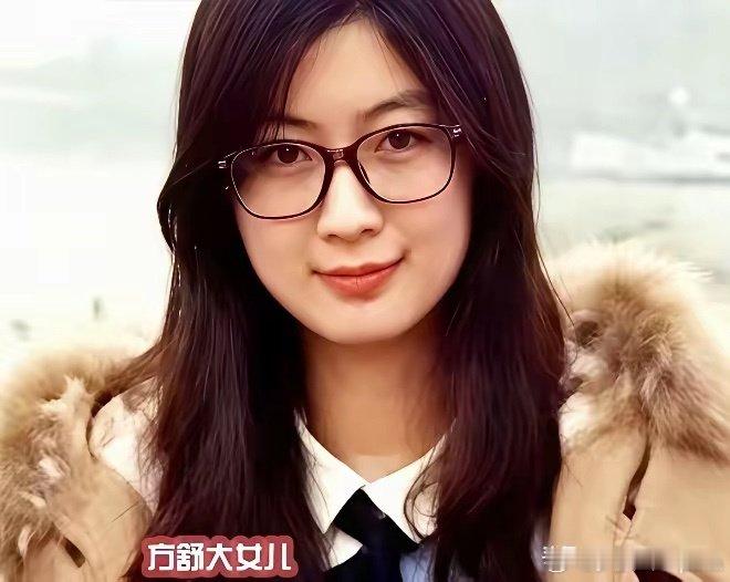 方舒这两个女儿，越看越觉得不简单。大女儿玲玲是她与陈国星所生，从北外毕业后，成为一名新闻记者。二女儿