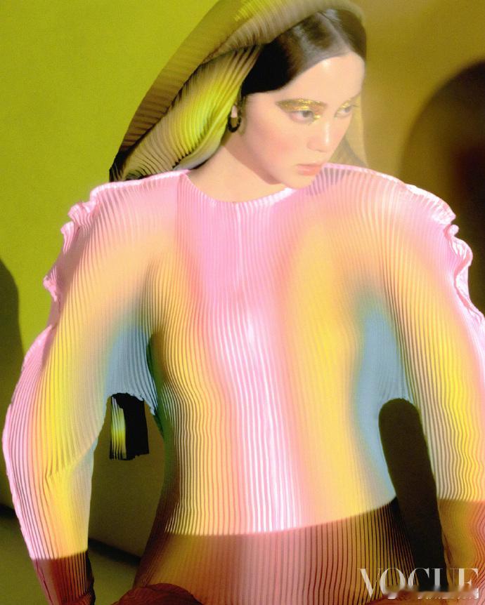 欧阳娜娜这组VOGUE还挺艺术的​​​