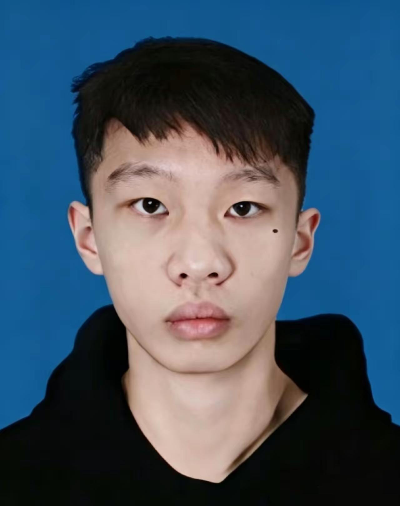 覃辉华，男，壮族，2004年1月生，广西桂林阳朔人，生前系桂林信息科技学院学生。