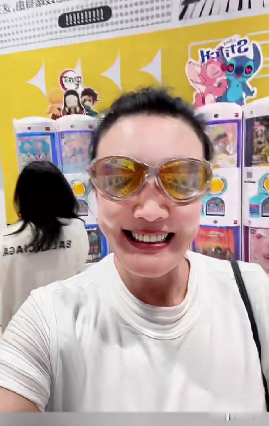 张兰带着孙女小玥儿出来玩了，这次是小玥儿单独陪奶奶，张兰别提多高兴了。张兰先