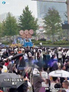 “这就是中国人的默契！”武汉，20万人正挤着看花车巡游，突然间全场断网，游客热