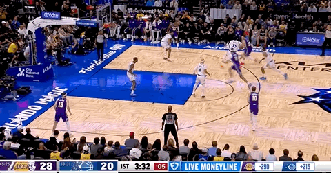 东契奇这一球太秀了，弧度这么高？湖人vs魔术