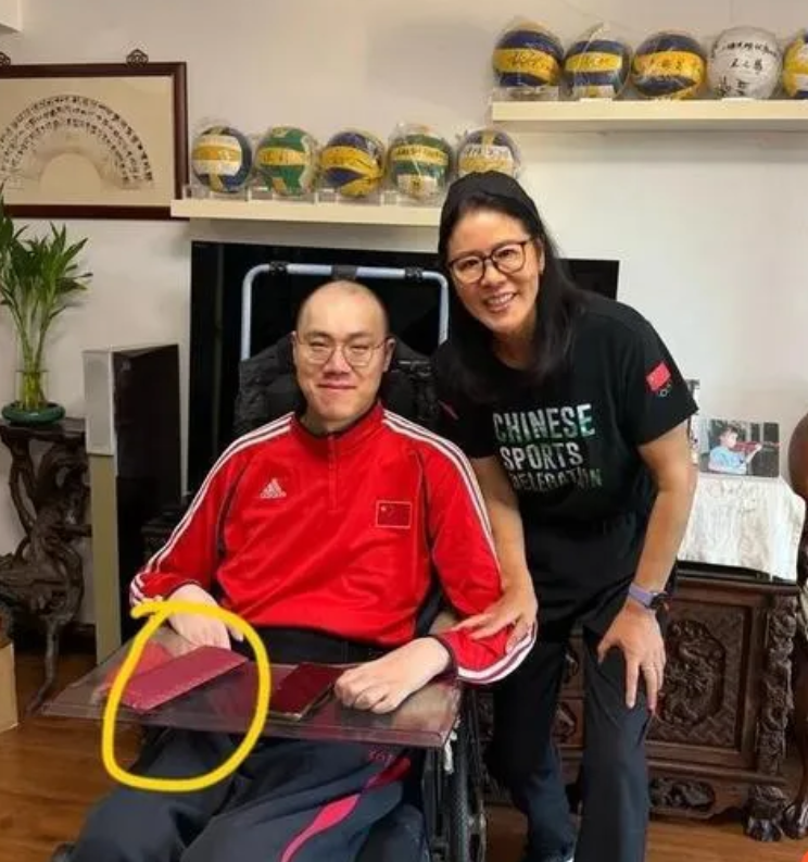 谁看哭了！郎平刚回国，转身就去上海见周苏红前夫，桌上红包太戳人谁能想到，郎