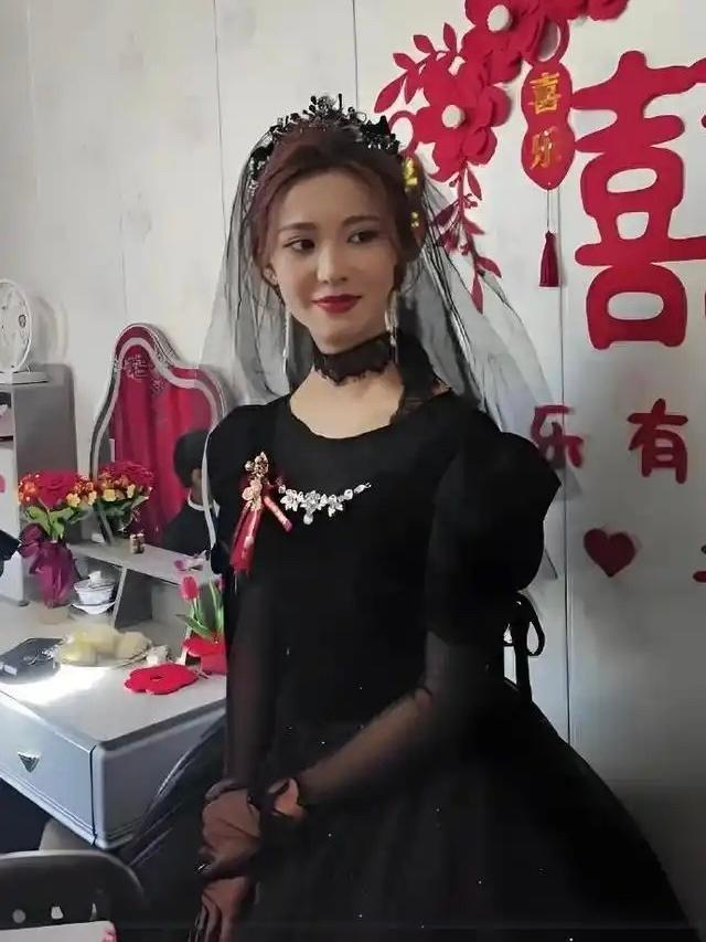 新郎居然会同意新娘穿黑色婚纱，不怕有什么问题吗？