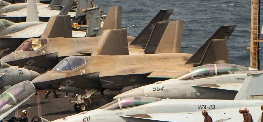 该正视差距了！美国F-35C战机用上“三氧化二铁”隐身涂层，果然不一般当“黑