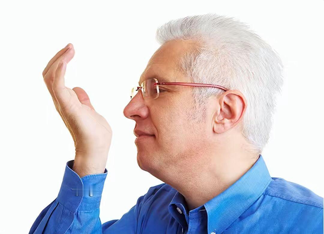 老人身上有一股怪味？建议55岁后，远离3个习惯，老了或没味上了年纪之后身上出