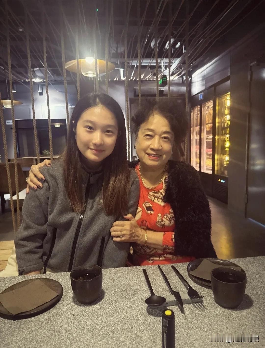 马伊琍大女儿文君竹晒照，和外婆出街喝咖啡。七十几的外婆发量好多，烫着卷发，化着