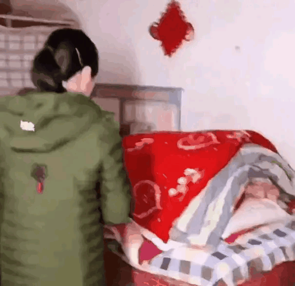 哎呀我去，这样的睡觉方式，不怕压的喘不过气吗[捂脸哭]