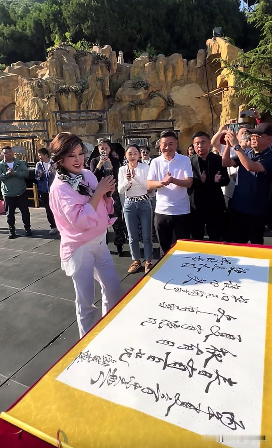 刘晓庆万岁山挥毫尽显才情，婉拒发言引网友热议。刘晓庆现身开封万岁山景区，一袭浅