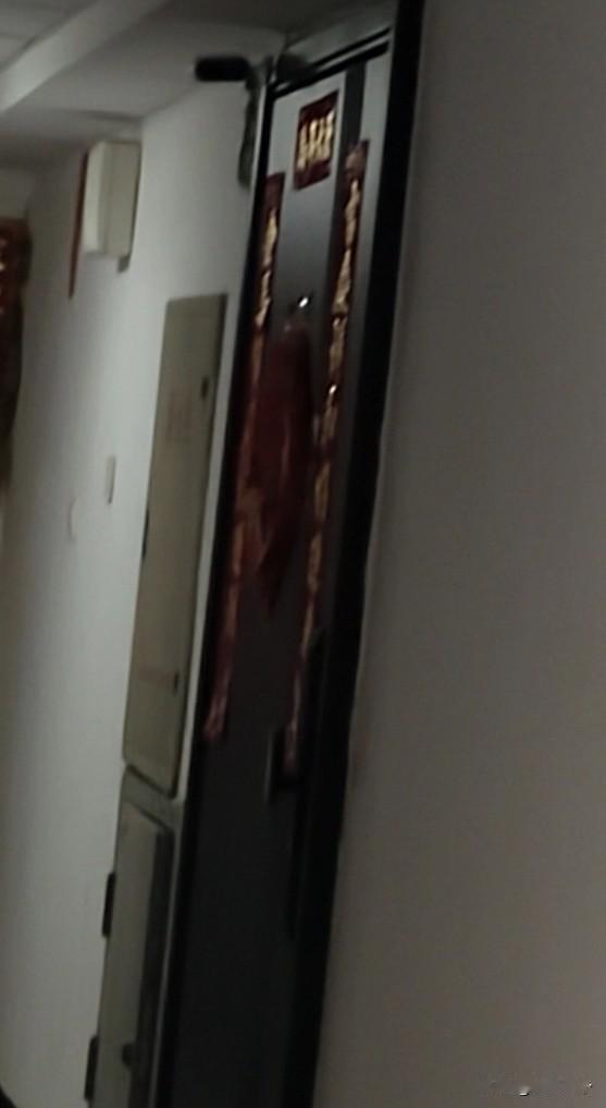 说实话我这邻居奇葩挺多的，这层有三家都是把房子卖了，两家买完直接装修🐰，我对门