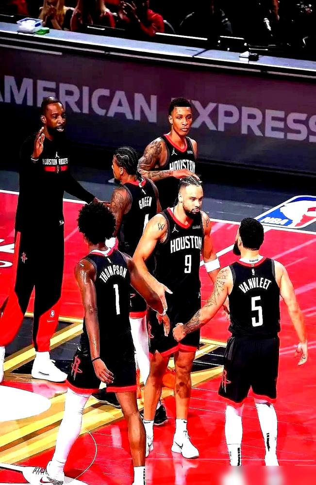 你敢信？刚从NBA随队老哥那挖的猛料：森林狼更衣室砸爆战术板，核心当场互撕！