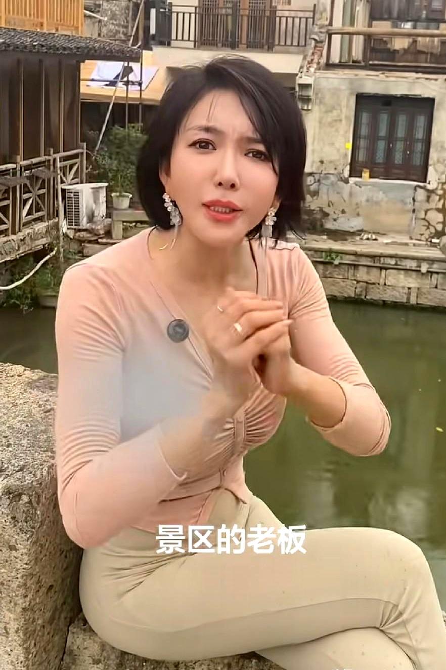 被骂上热搜又怎样？为了养闺女，面子早就不值钱了。龚玥菲这岁数在圈里确实尴尬，递