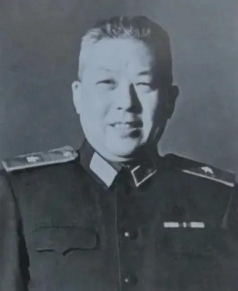 84年。潘将军返回家乡，儿时的朋友给他准备了擂茶，刚端上来，当地领导走了过来。当