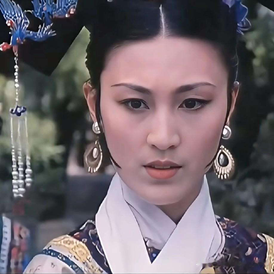 中看了刘冬的造型才懂什么叫皇家贵族的质感——那衣服的精致感，甩现在很多古装剧几条