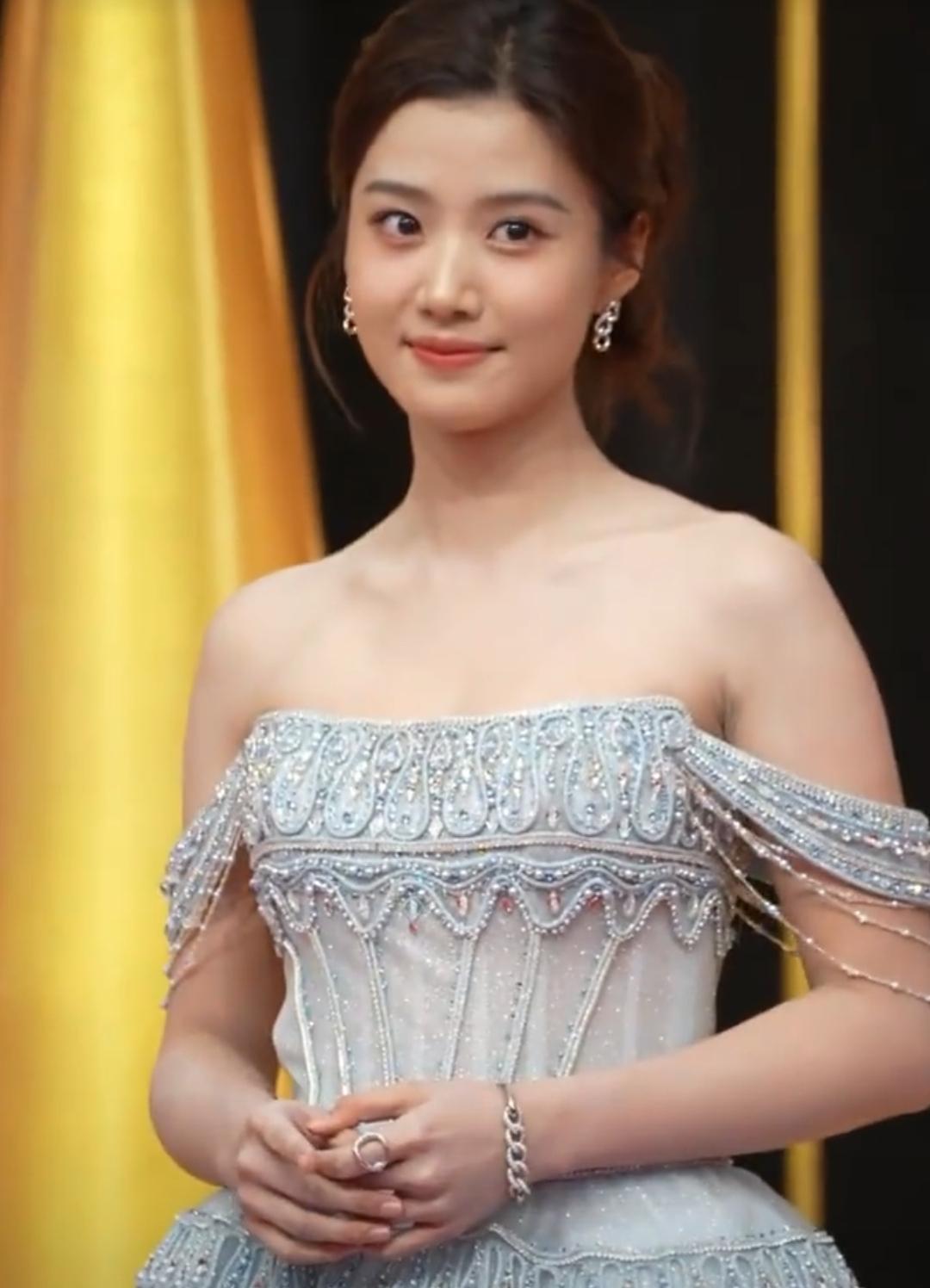 女明星卢昱晓参加活动走红毯照片曝光。之前很多网友都吐槽她身子长得有点壮。其实