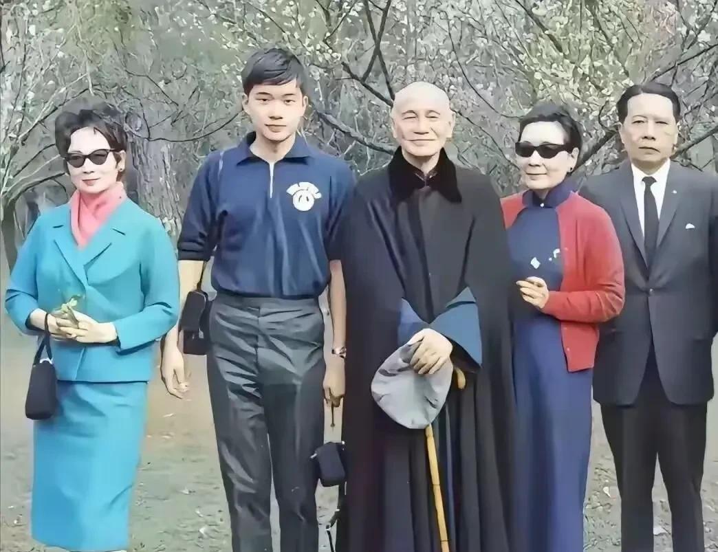这是哪个年代的照片呢？照片的人物衣着华丽，也很时髦。估计应该是60年代的吧？右边