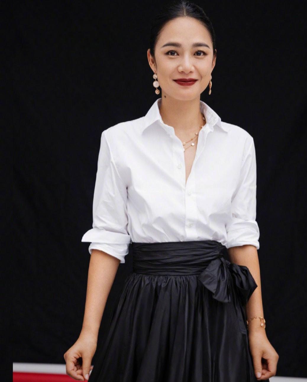 原来她就是姜文老婆，47岁断崖衰老认不出，俩儿子成了她婚姻依靠娱乐明星