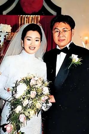 1996年，巩俐嫁给了号称新加坡烟草大王的黄和祥，31岁的巩俐头一回结婚，本想和