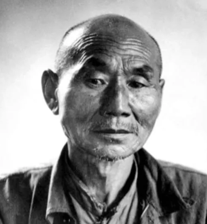 1937年，南京，七八名被剥光上衣的青年跪成一排。2个日兵用刺刀疯狂戳杀。突然，