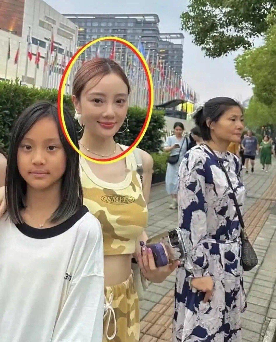 李小璐本人比照片还美啊，妆容加上精致的五官还有这看不到发缝的头发，女明星的发量都